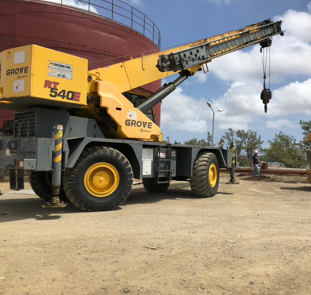 Operación de izaje pesado cerca de tanque de almacenamiento - Rosa Mística Construcciones
