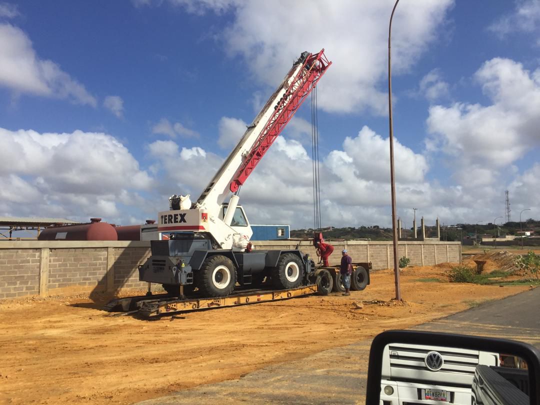 Grúa Terex sobre camión plataforma de transporte - Rosa Mística Construcciones